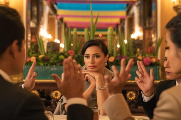 “La humillaron en plena fiesta de cumpleaños y le hicieron firmar el divorcio… pero una sola llamada suya congeló las cuentas de toda la familia en menos de un minuto”