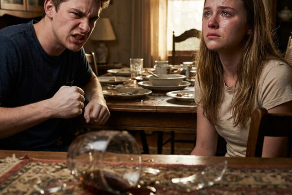 El Eco de una Bofetada: El Secreto Oculto Detrás del Banquete Familiar...