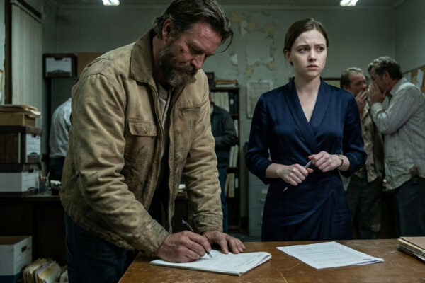 «Apreté el bolígrafo hasta que mis nudillos palidecieron, firmando mi ...